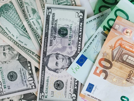 Що буде з доларом та євро до кінця травня: купувати чи чекати