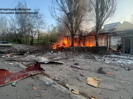 Росіяни вдарили по Запоріжжю, поціливши у підприємство та зупинку, загинула жінка