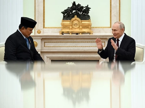 «Человек-эмодзи» в коротких штанишках: Daily Star - про странный вид Путина на встрече с президентом Индонезии 