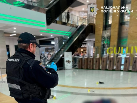 В столичном ТРЦ мужчина погиб, упав с высоты пятого этажа - полиция выясняет обстоятельства