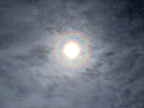 Полярники показали місячний вінець над станцією 