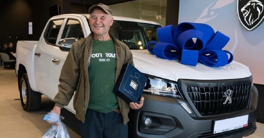 От «Жигулей» с курами – до новенького пикапа: Гороховский выполнил обещание, данное 70-летнему переселенцу