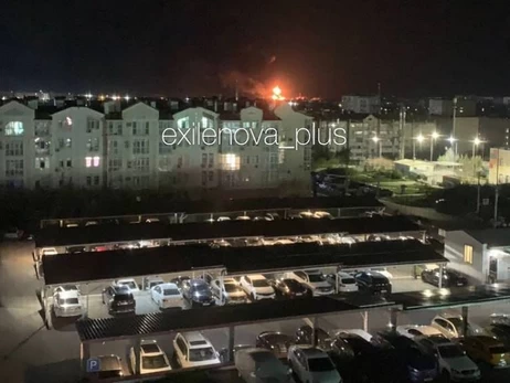 Вночі у Севастополі дронами був атакований порт, горить НПЗ