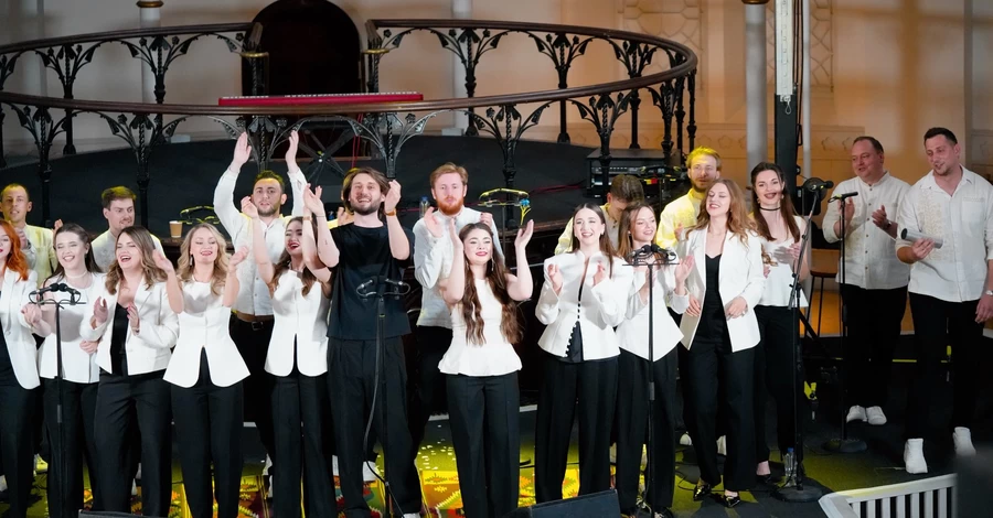 Соліст хору «Гомін» освідчився коханій під час концерту у Нью-Йорку