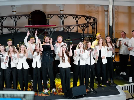 Солист хора «Гомин» сделал предложение возлюбленной на концерте в Нью-Йорке