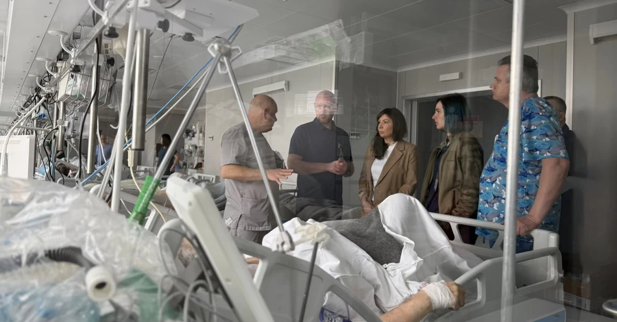 Поранені мати та син вперше побачилися у лікарні через відеозв’язок після теракту в Києві 