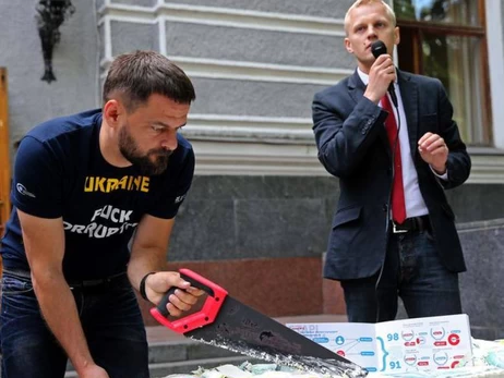 Первые деньги Шабунин получил за обещание вернуть украденные Лазаренко средства, но купил на них землю