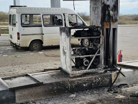 Росіяни вдарили по АЗС у Харківській області - зайнялася пожежа, є поранені 