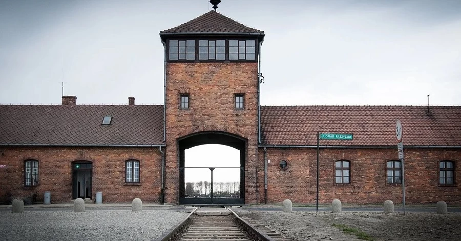 У Польщі туристів із США та Канади затримали за проникнення до Аушвіцу