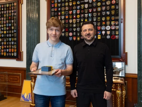 Зеленський зустрівся з 17-річним чемпіоном Європи з шахів Романом Дегтярьовим
