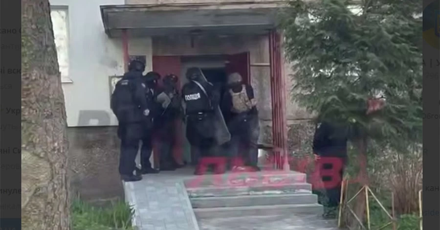 Во Львове раздались выстрелы, полицейский спецназ задержал стрелка 