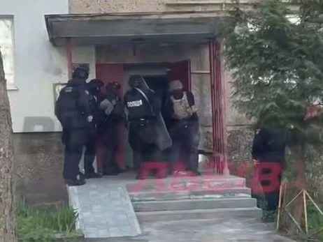 Во Львове раздались выстрелы, полицейский спецназ задержал стрелка 