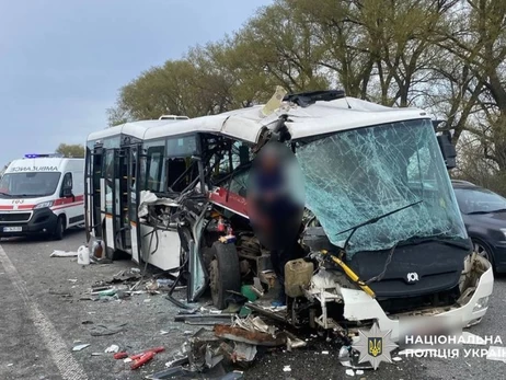 На трасі Київ - Харків автобус з пасажирами влетів у вантажівку