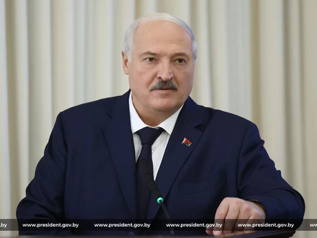 Лукашенко похвалився зброєю для спалювання дронів: «Якийсь лазер винайшли»