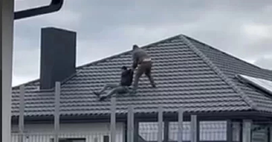 Біля Луцька при спробі мобілізації військовий ТЦК та цивільний впали з даху