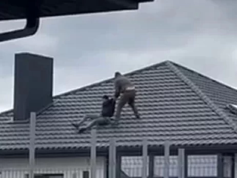 Біля Луцька при спробі мобілізації військовий ТЦК та цивільний впали з даху