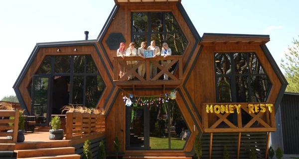 Бджоли у шоці: будинок-соти для відпочинку потрапив до Книги рекордів України