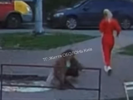 В Киеве на Оболони женщина упала в яму с кипятком, - соцсети