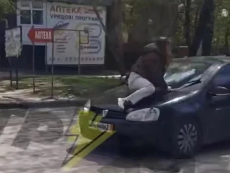 Жінка, яка опинилася на капоті авто ТЦК, нібито 