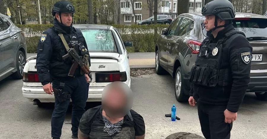 В Буче мужчина устроил стрельбу возле супермаркета - его уже задержала полиция