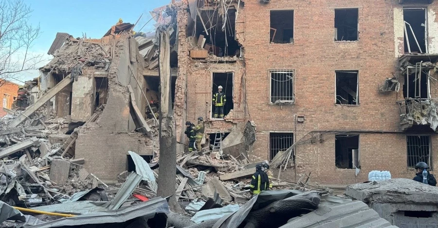 Россияне повторно ударили по жилому кварталу в Днепре - под обстрел попали местные чиновники