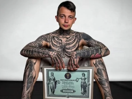 Житель Дрогобыча побил мировой рекорд, набив на теле реальное строение скелета