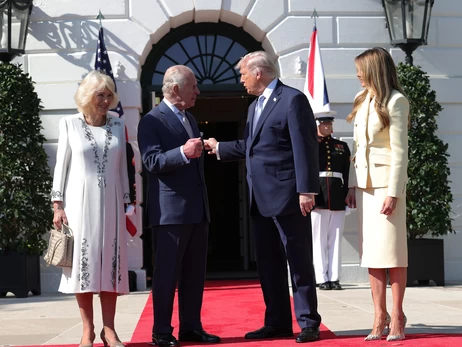 «Битва рукостискань»: Король Чарльз не дав Дональду Трампу домінувати під час зустрічі