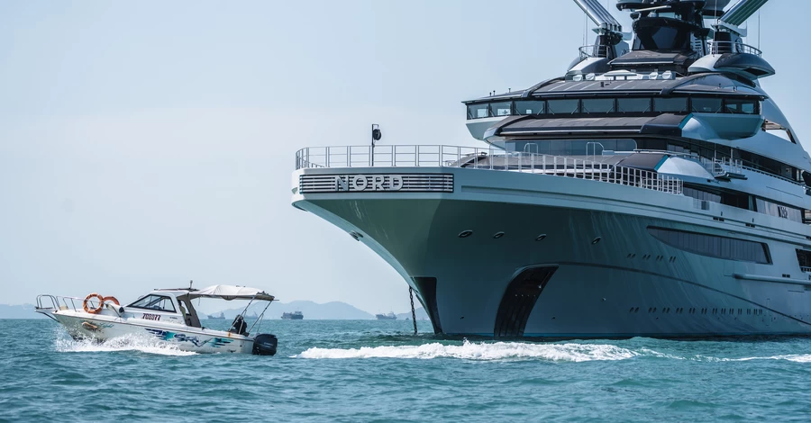 Суперъяхта близкого к Путину российского олигарха свободно прошла сквозь заблокированный Ормузский пролив