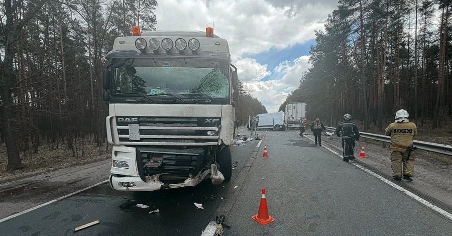 В Киевской области произошло масштабное ДТП с участием шести авто - есть пострадавшие
