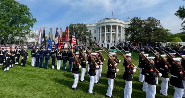 Трамп устроил в Белом доме военный парад в честь короля Великобритании Чарльза III