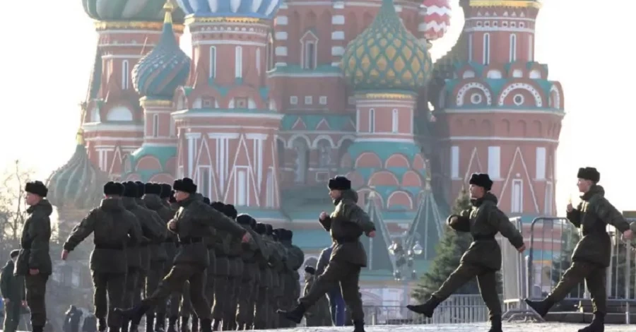 Вперше з 2022 року парад 9 травня у Москві пройде без військової техніки