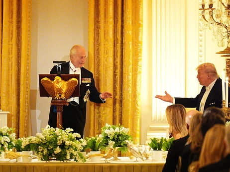 Дзвін, плани столу Resolute та лист Адамса - Чарльз III і Трамп обмінялися символічними подарунками