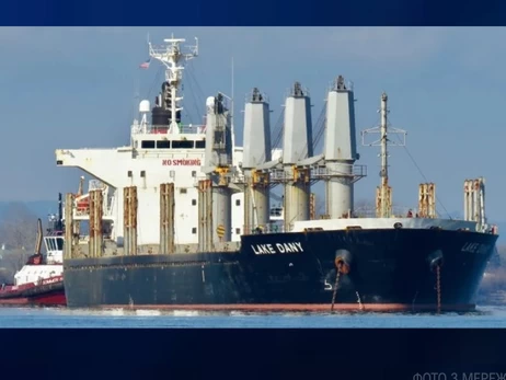 Україна офіційно вимагає від Ізраїлю заарештувати судно РФ із вкраденим зерном 