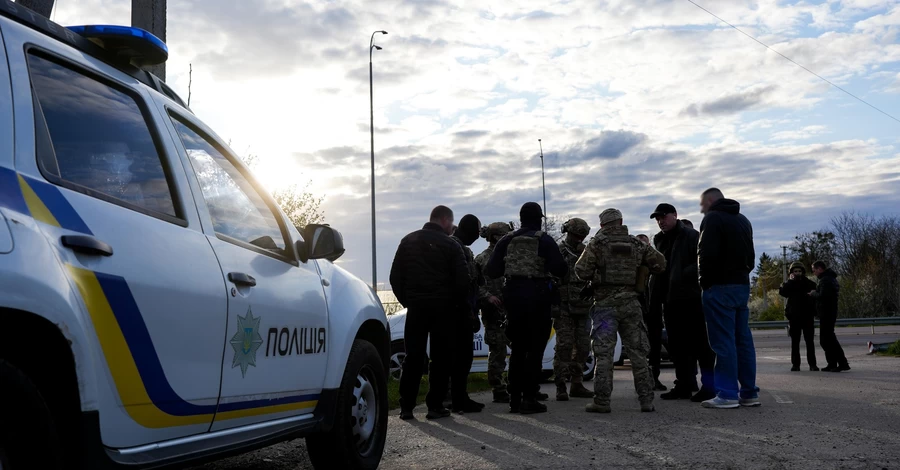 На Рівненщині розшукують чоловіка, який відкрив вогонь по групі оповіщення - є поранені