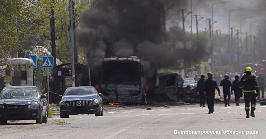 Росія атакувала Дніпро - горять магазин та авто, одна людина загинула