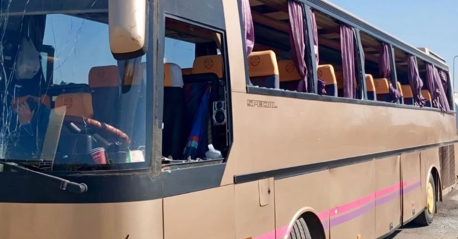 На Днепропетровщине под удар РФ попал автобус с десятками детей, есть раненые