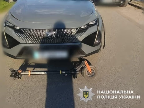 На Київщині авто збило двох дітей на електросамокаті, один хлопчик загинув