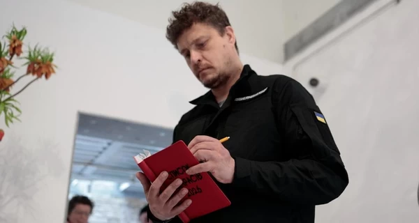 До російського павільйону на Венеційській бієнале прийшли з блокнотом Буданова «Список під***сів»