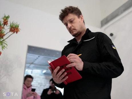 До російського павільйону на Венеційській бієнале прийшли з блокнотом Буданова «Список під***сів»
