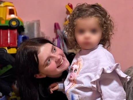 Настя, яка завагітніла у 15 років під час евакуації в Туреччину, вже повнолітня, але у неї досі хочуть забрати доньку