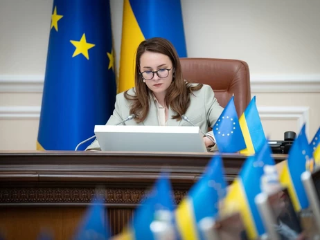Кабмін зняв заборону на виїзд за кордон для частини жінок-чиновників