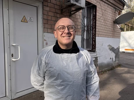 Мріяв бути акробатом: фельдшер із Житомира готує тіла до поховання і тренується на пілоні