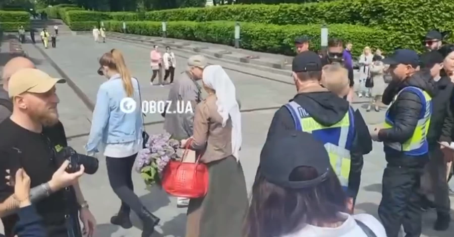В Киеве у Мемориала вечной славы не обошлось без провокаций – женщина включила на телефоне советскую песню