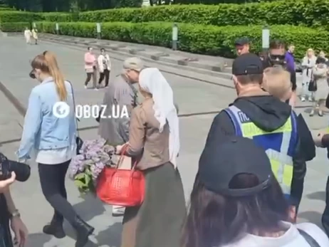 У Києві біля Меморіалу вічної слави не обійшлось без провокацій - жінка увімкнула на телефоні радянську пісню