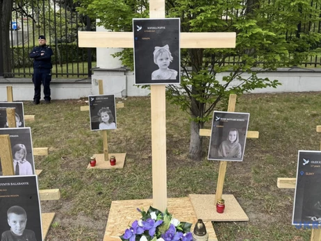 Біля посольства РФ у Варшаві провели акцію - показали фото вбитих українських дітей і поставили хрести