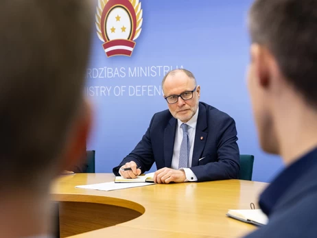 Міністр оборони Латвії пішов у відставку через дрони, що залетіли в країну