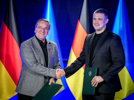 Мед, сіль із Соледара та браслет 