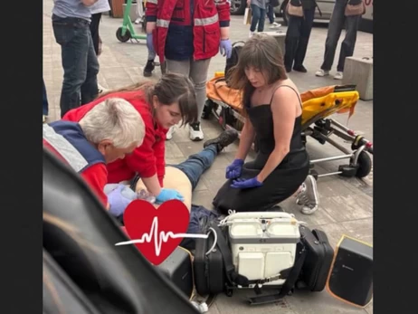 У метрополітені відреагували на смерть чоловіка біля станції через відмову дати дефібрилятор