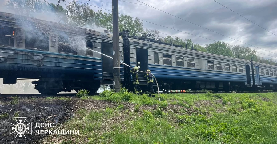 В Черкасской области во время движения загорелся электропоезд - пассажиров эвакуировали