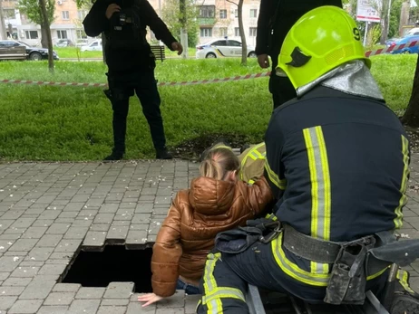В Одессе девочка провалилась в 4-метровую яму во время прогулки